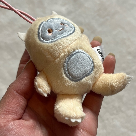 Smoko loop keychain Cream adorable snowman like creature Plush Toy - Picture 4 of 9